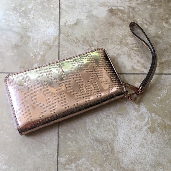 NWT Michael Kors wristlet - Picture 3 of 3